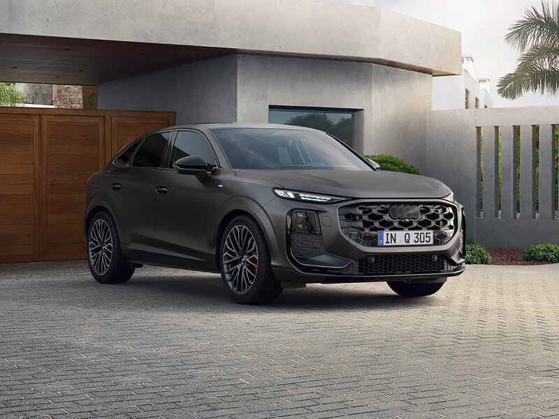 Audi Q3 Sportback in eleganter Außenansicht mit Coupé-Dachlinie, breitem Singleframe-Grill und sportlicher Präsenz