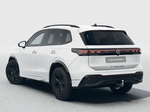 Weißer Volkswagen Tiguan steht freigestellt vor hellem Studiohintergrund