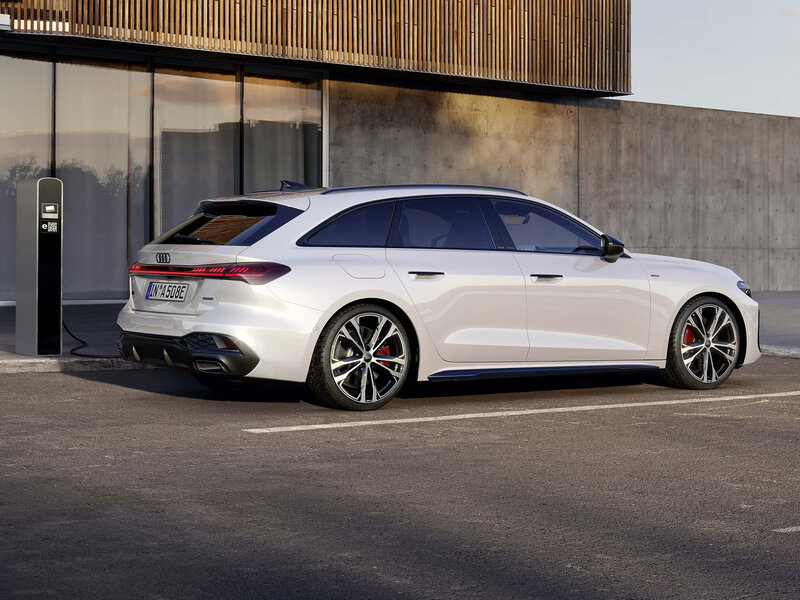 Audi A5 Avant an moderner Architektur mit eleganter Seitenansicht, klaren Proportionen und effizientem Antriebssystem