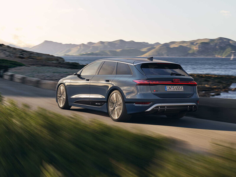 Audi S6 Avant e-tron in dynamischer Heckansicht mit durchgehendem Leuchtenband und aerodynamischem Design