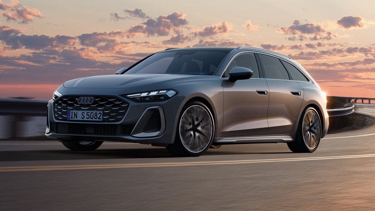 Dynamischer Audi S5 Avant in Grau fährt auf einer Straße bei Sonnenuntergang mit sportlicher Präsenz