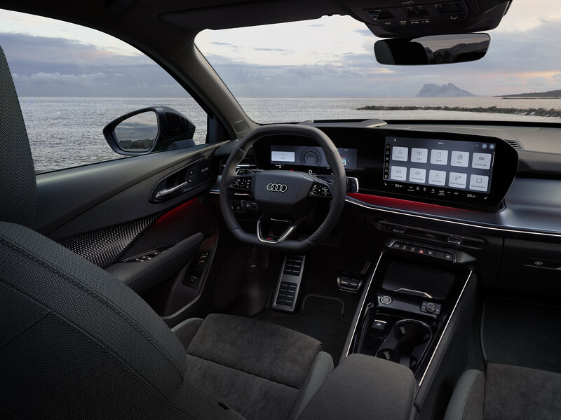 Innenraum des Audi Q3 mit digitalem Cockpit, großem Touchdisplay, Leder-Sportsitzen und moderner Assistenztechnik