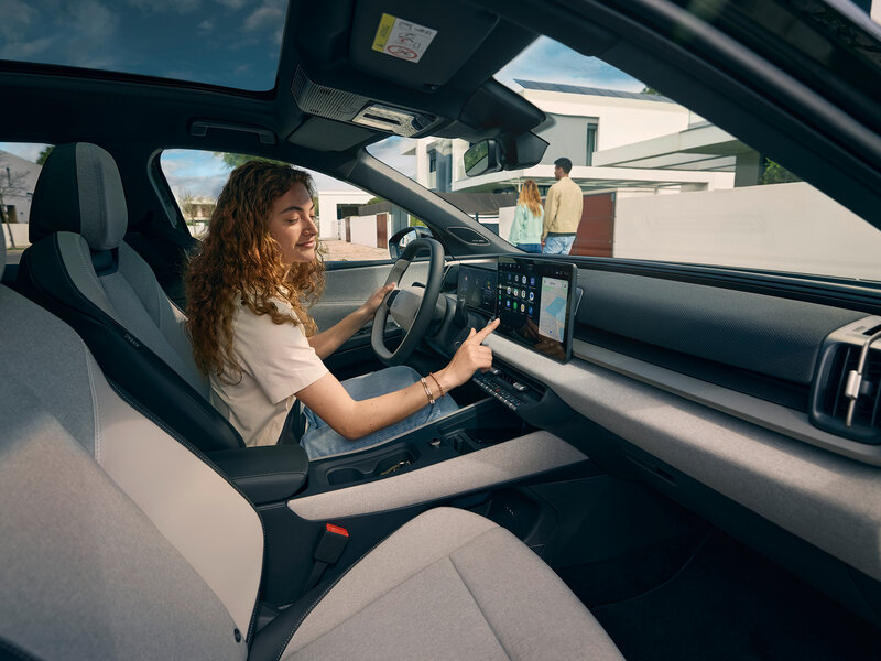 Innenraum des Volkswagen ID. Cross mit Person am Lenkrad und Blick auf Cockpit sowie zentrales Display