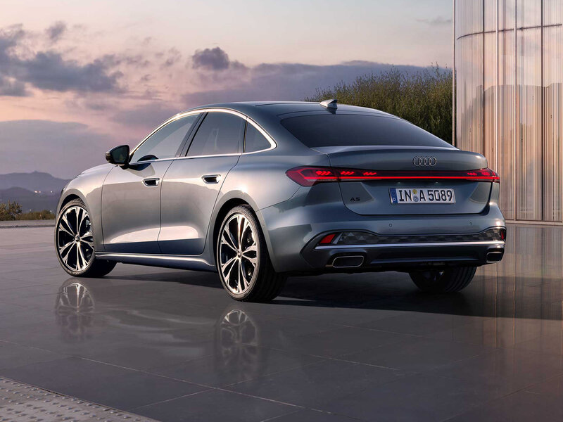 Audi A5 Limousine in eleganter Heckansicht mit fließender Silhouette, markanter Lichtsignatur und sportlichem Design