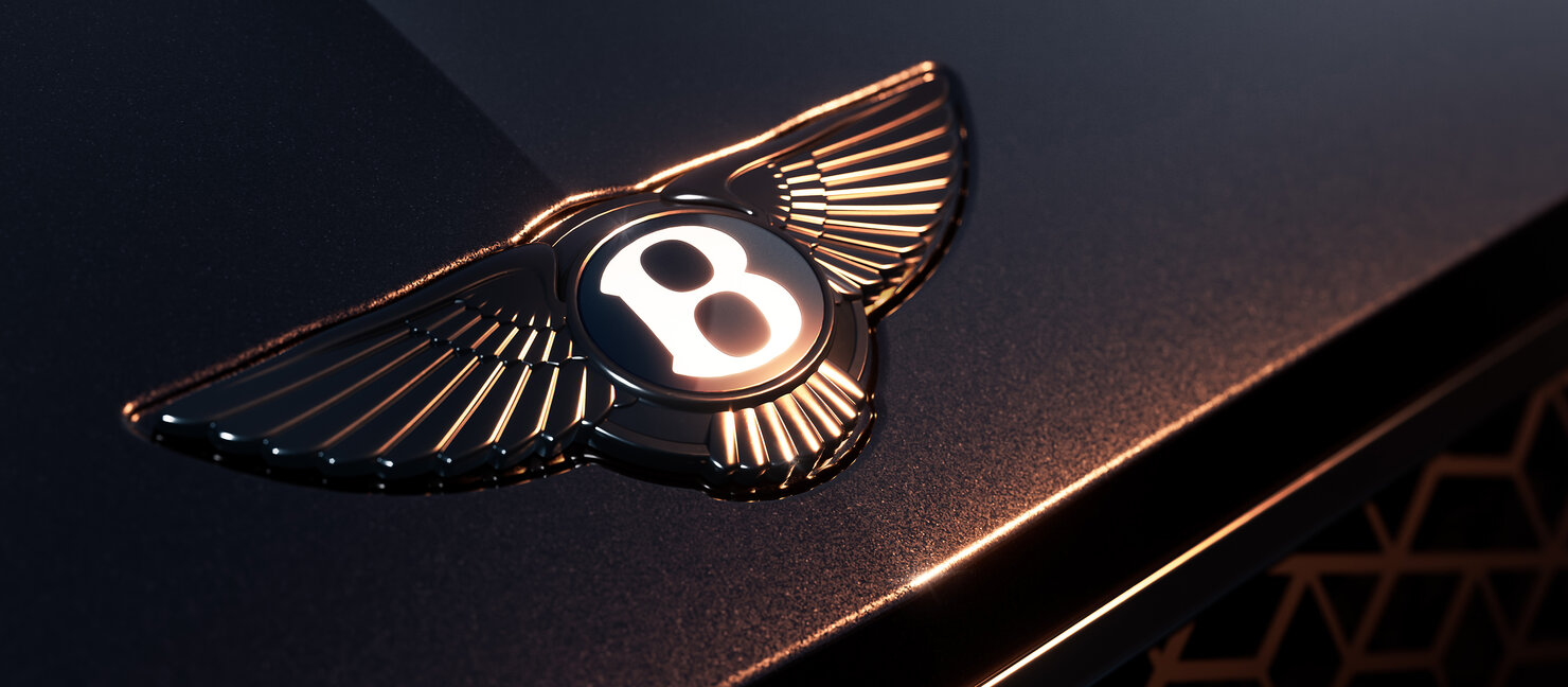 Detailaufnahme des geflügelten Bentley-Emblems auf der Motorhaube