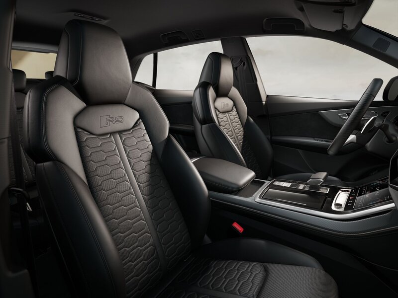 Innenraum des Audi RS Q8 mit RS-Sportsitzen, Carbon-Details, digitalem Cockpit und sportlich-luxuriösem Ambiente