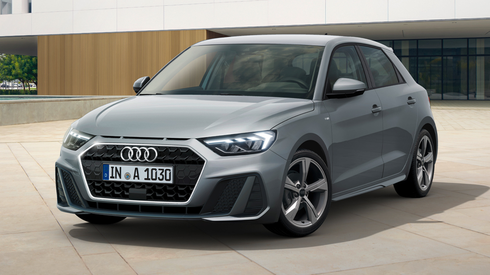 Grauer Audi A1 Sportback steht vor moderner Architektur und zeigt kompaktes Design mit markantem Singleframe-Grill