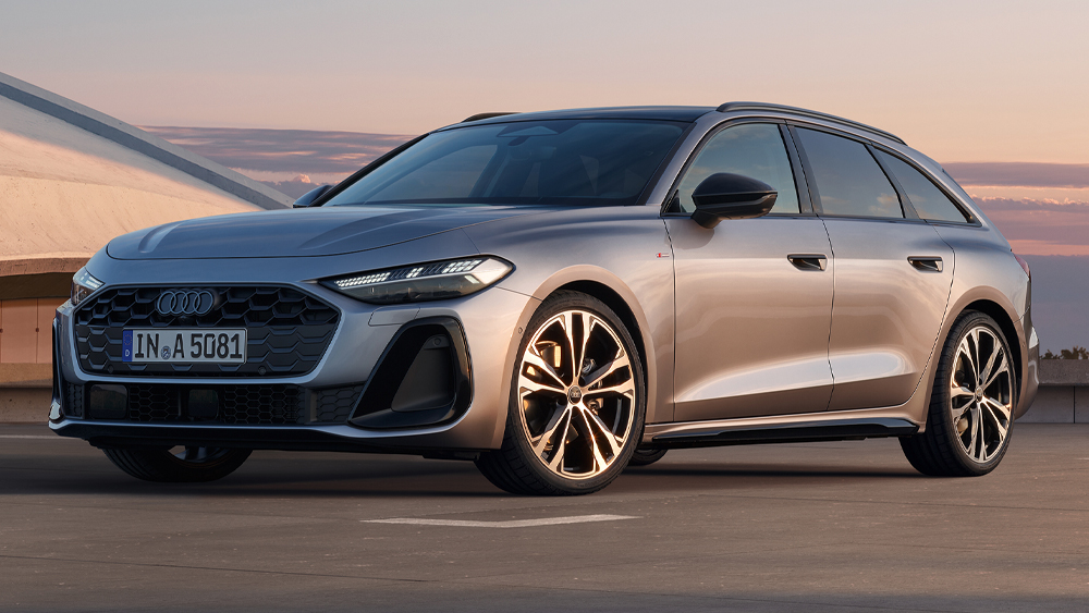 Silberner Audi A5 Avant steht auf einer offenen Fläche bei Sonnenuntergang, modern und sportlich inszeniert