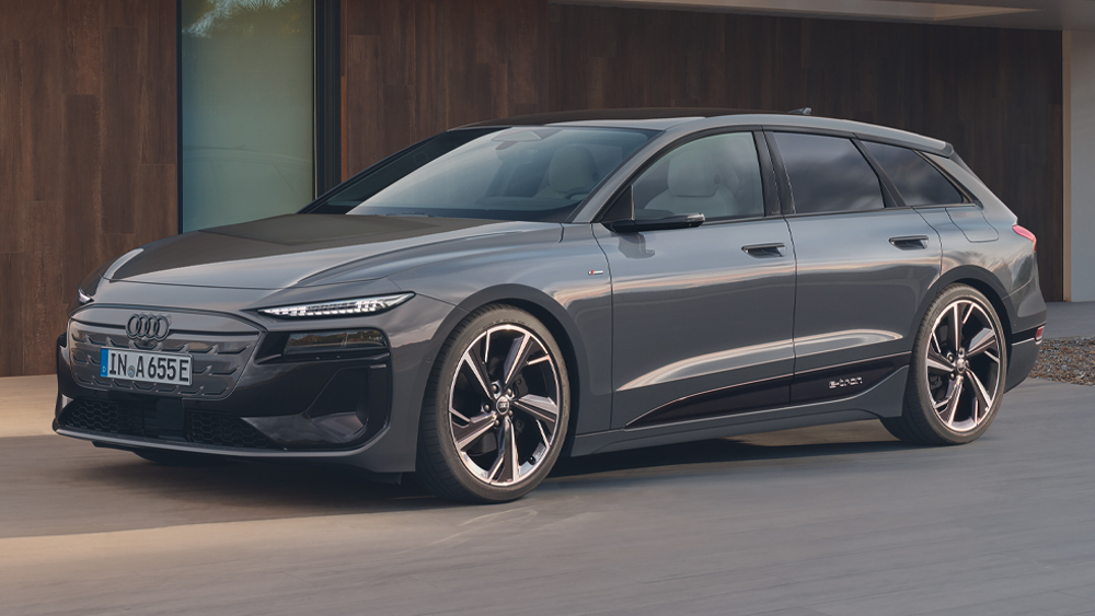 Audi A6 Avant e-tron in Seitenansicht vor moderner Architektur, sportlich-elegantes Design mit großen Leichtmetallrädern