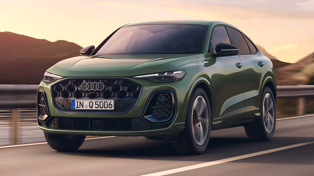 Audi Q5 Sportback in Grün fährt auf Landstraße, sportliche Frontansicht mit markantem Singleframe-Grill und LED-Licht