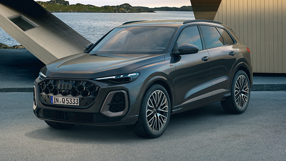 Audi Q5 steht geparkt vor moderner Architektur, frontale Perspektive mit Blick auf Küste und ruhige Landschaft