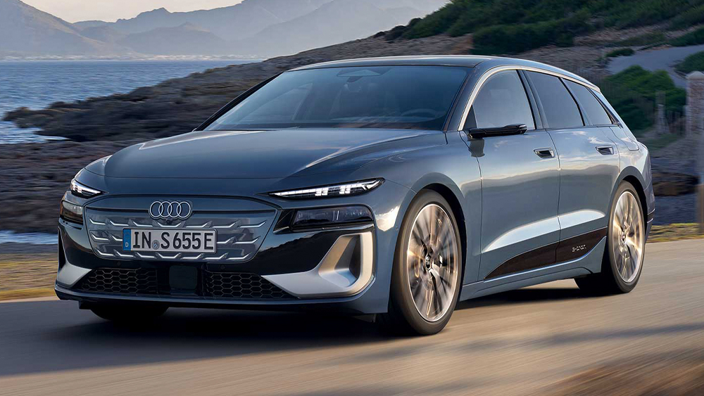 Audi S6 Avant e-tron in Fahrt an der Küstenstraße, sportlich-elegantes Design mit breiter Front und markanter Lichtsignatur