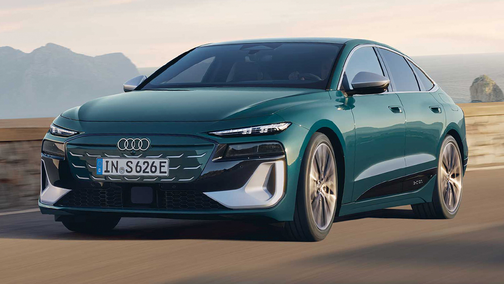 Audi S6 Sportback e-tron in sportlicher Frontansicht auf offener Straße mit breitem Singleframe und LED-Lichtsignatur