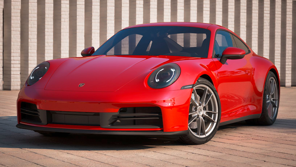 Roter Porsche 911 steht auf gepflastertem Platz vor einer Fassade mit senkrechten Streifen