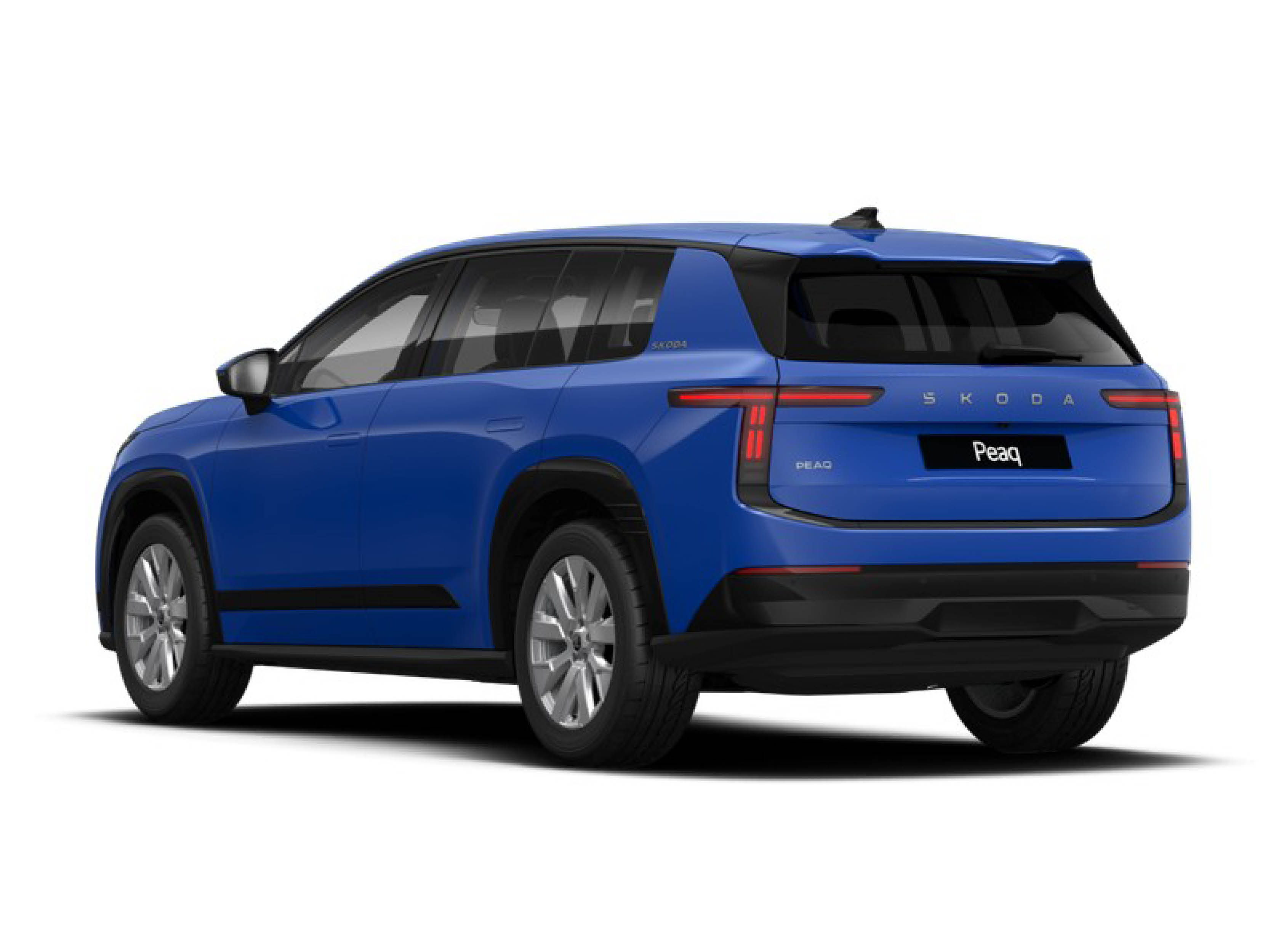 Škoda Peaq Selection in Blau aus Heck-Schrägansicht auf weißem Hintergrund.