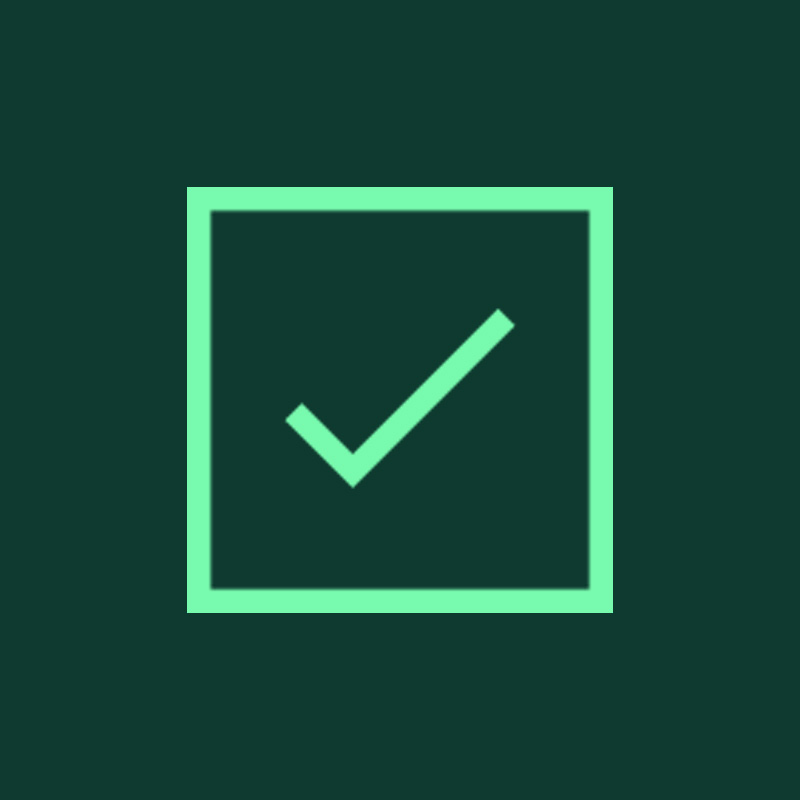 Grünes Häkchensymbol in einem Quadrat auf dunkelgrünem Hintergrund