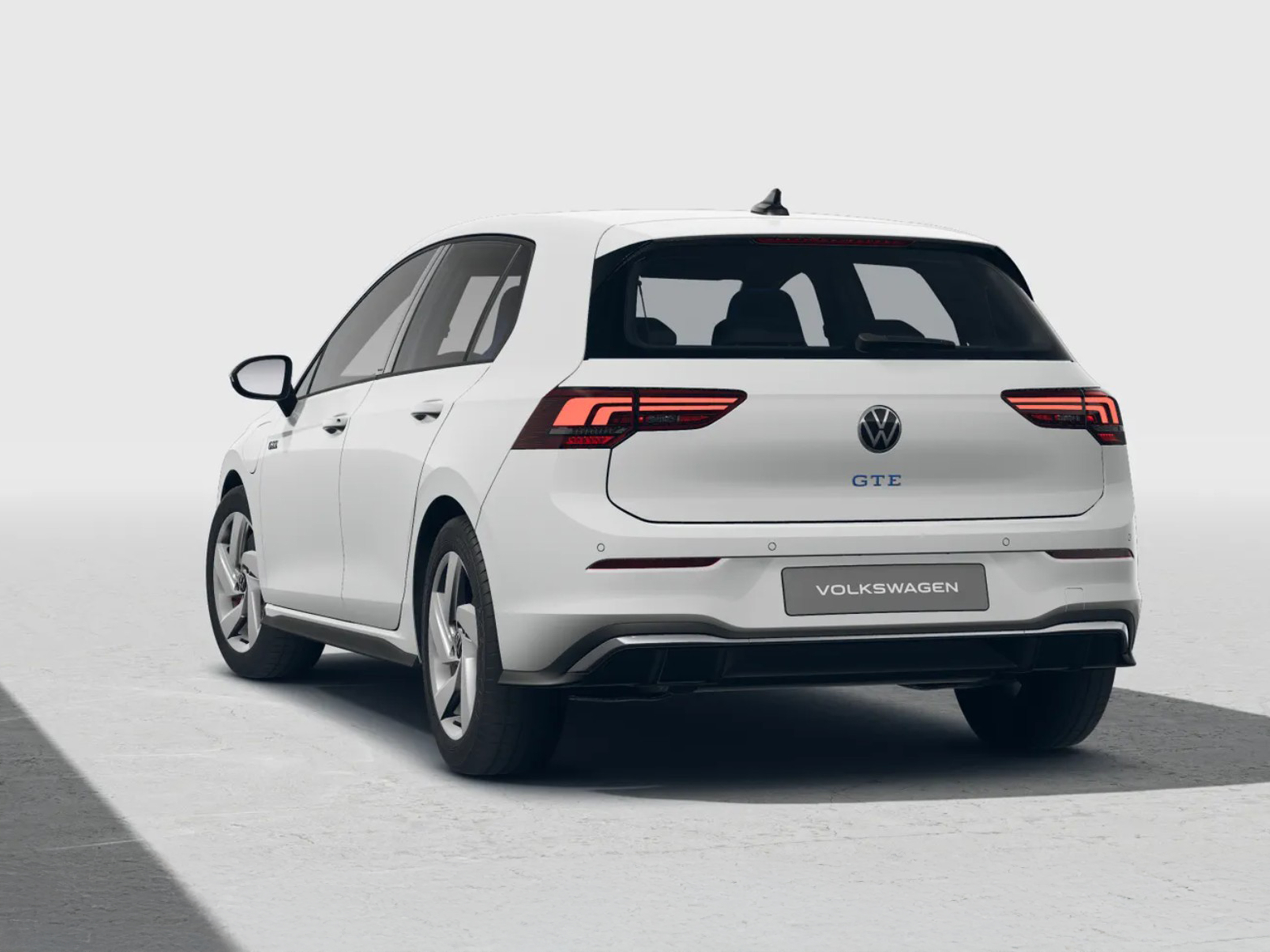 Volkswagen Golf GTE in Weiß aus schräger Heckansicht in einem neutralen Studio fotografiert
