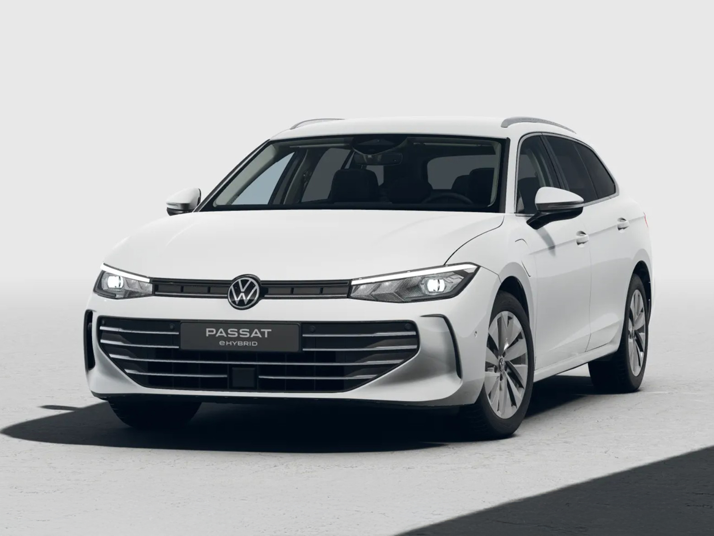 Volkswagen Passat eHybrid in Weiß aus schräger Frontansicht in einem neutralen Studio fotografiert