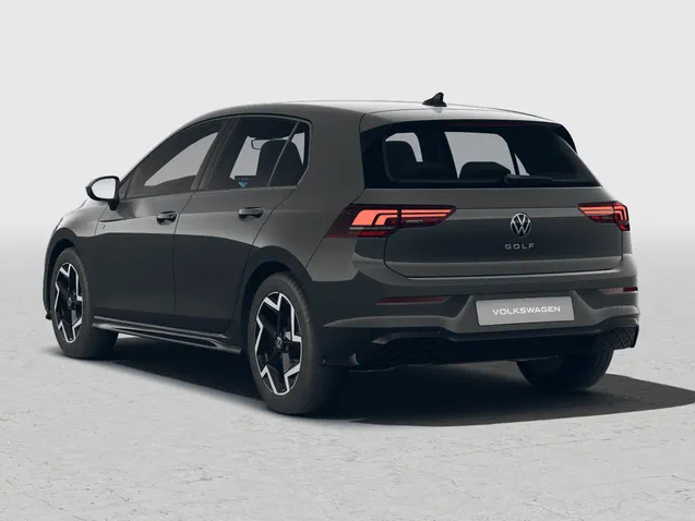 Volkswagen Golf in Uranograu aus schräger Heckansicht in einem neutralen Studio fotografiert