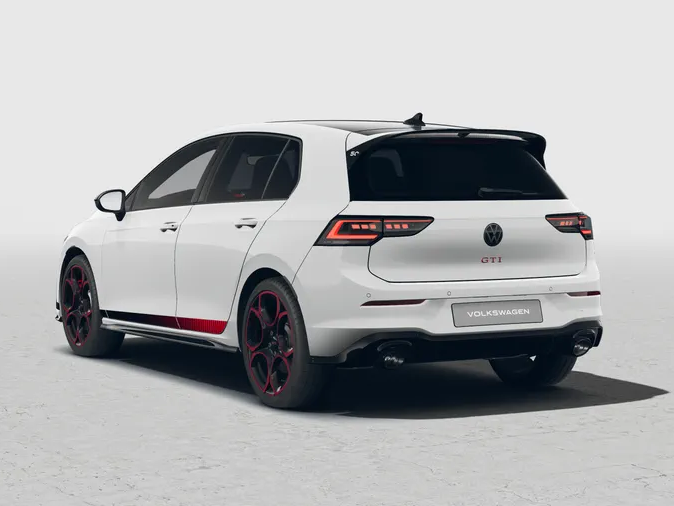 Golf GTI Edition 50 Heckaufnahme vor neutralem Hintergrund
