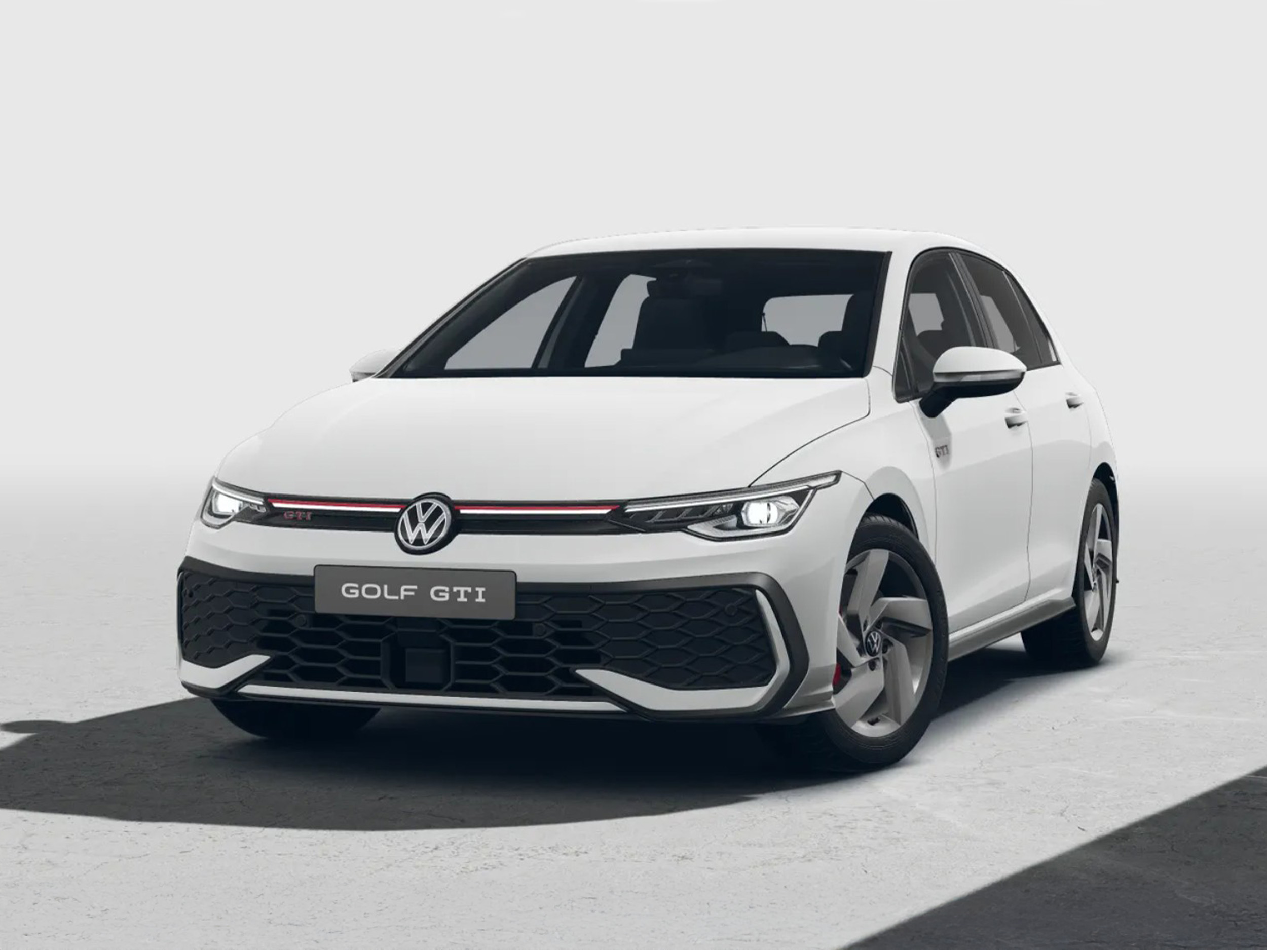 Volkswagen Golf GTI in Weiß aus schräger Frontansicht in einem neutralen Studio fotografiert