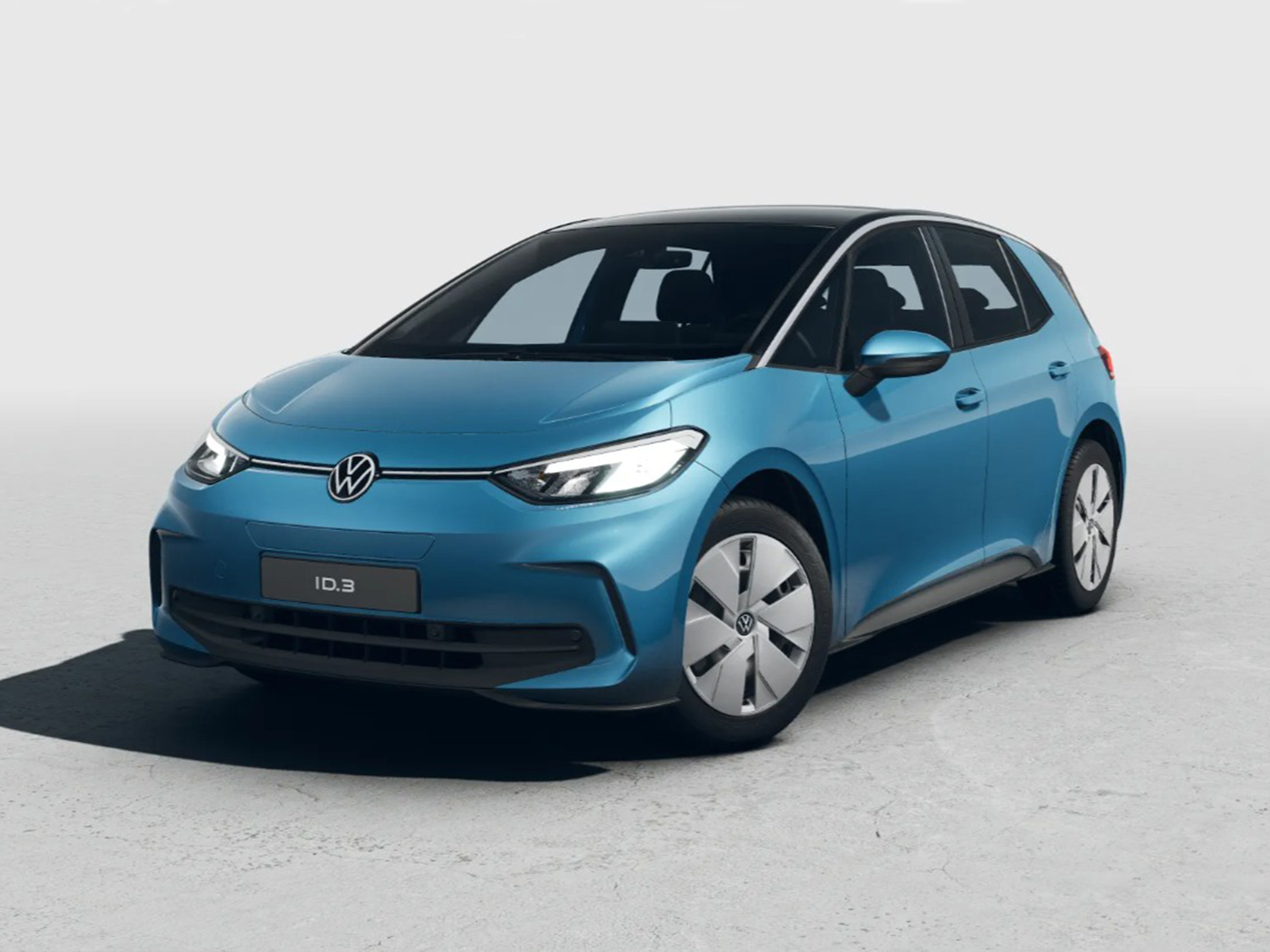 Blauer Volkswagen ID.3 steht auf einer hellen Fläche vor neutralem Hintergrund