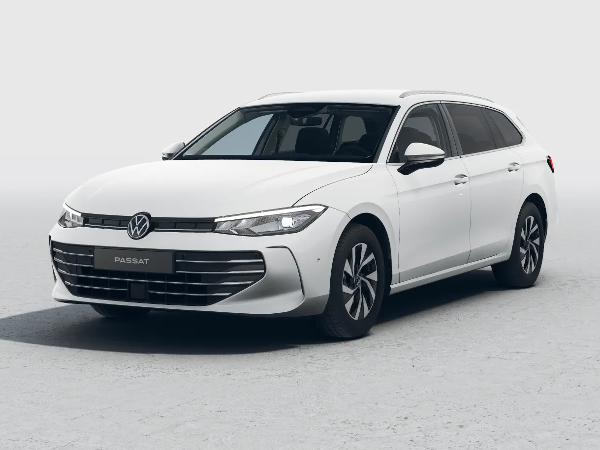 Volkswagen Passat Business in Weiß steht in seitlicher Frontansicht auf hellem Untergrund