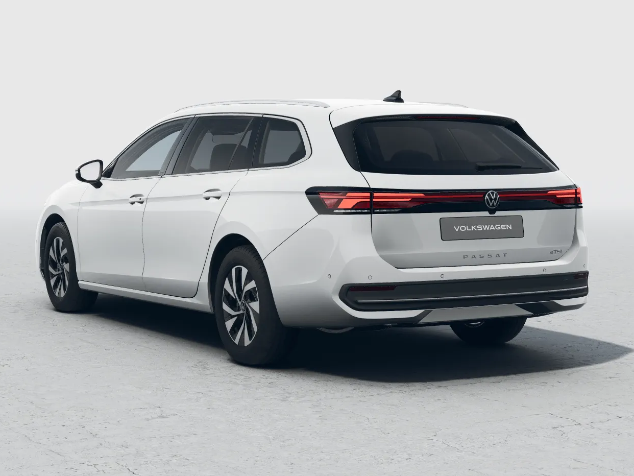 Volkswagen Passat Business in Weiß in Heckansicht auf hellem Untergrund fotografiert