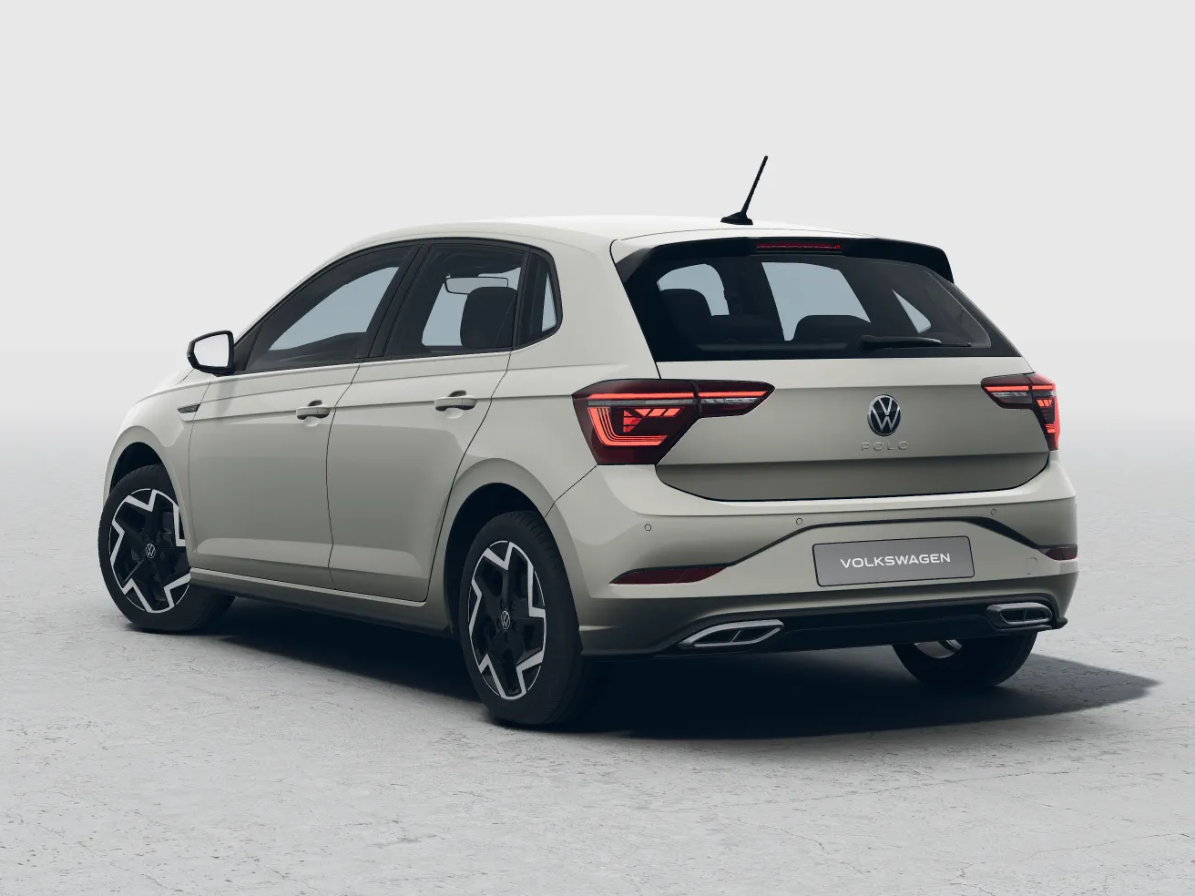 Volkswagen Polo in Ascotgrau aus schräger Heckansicht in einem neutralen Studio fotografiert