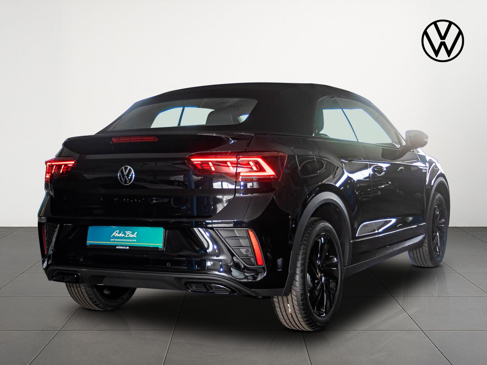 Volkswagen T-Roc Cabriolet in schwarzer Lackierung aus Heck-Perspektive