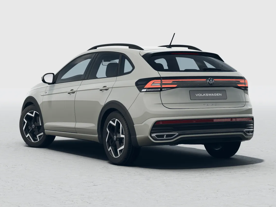 Volkswagen Taigo in Acotgrau aus schräger Heckansicht in einem neutralen Studio fotografiert