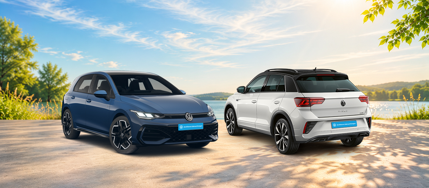 Volkswagen Golf und Volkswagen T-Roc vor einer Seelandschaft bei sonnigem Himmel in Front- und Heck-Schrägansicht