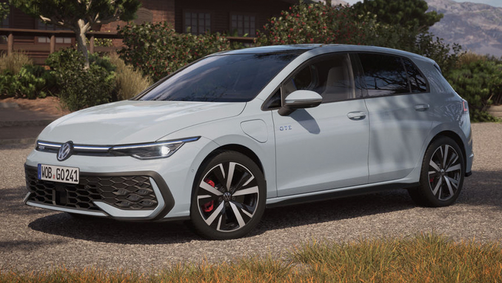 Volkswagen Golf GTE in Hellblau steht auf einem Parkplatz vor einem Wohnhaus bei Tageslicht