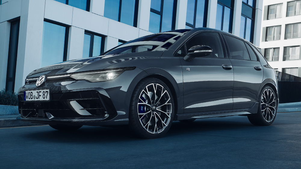 Volkswagen Golf R in Grau mit sportlichem R-Design und Leichtmetallrädern vor moderner Architektur