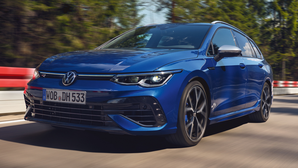 Volkswagen Golf Variant R in Blau bei schneller Fahrt, aerodynamische Linien und markante Frontansicht