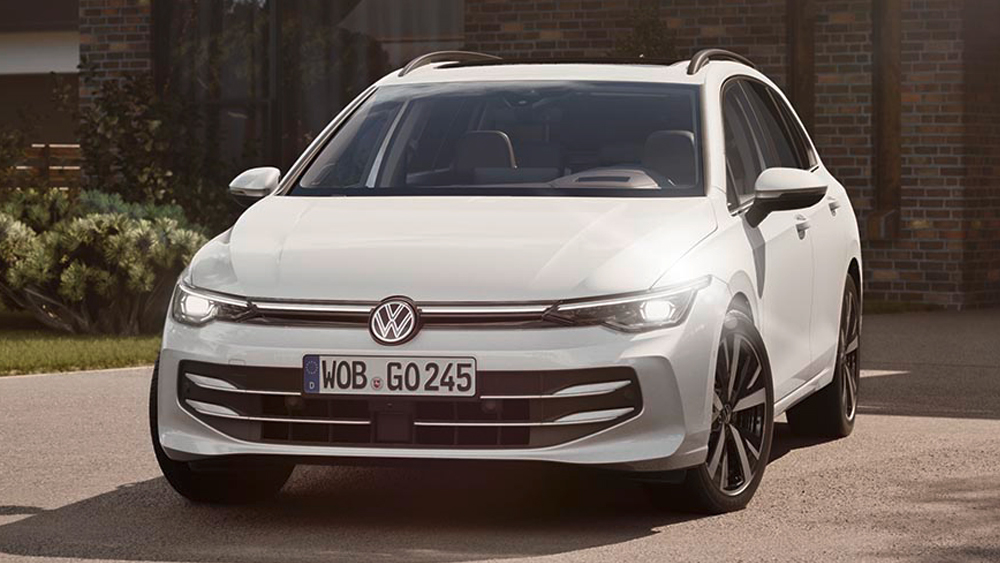 Frontansicht des Volkswagen Golf Variant mit LED-Scheinwerfern, geparkt vor modernem Wohnhaus bei Tageslicht