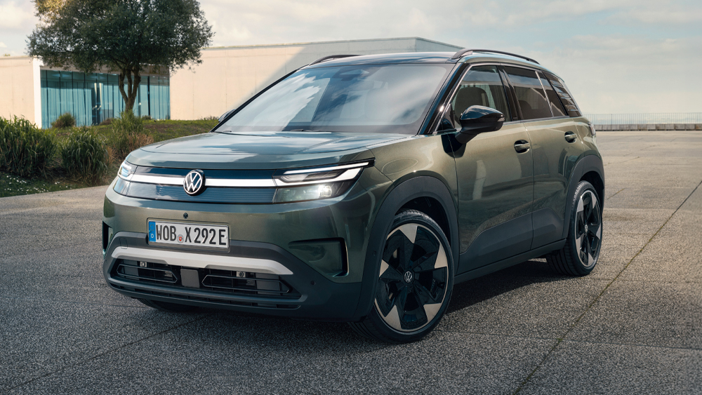 Volkswagen ID. Cross in Front-Dreiviertelansicht auf einer Straße vor moderner Architektur bei Tageslicht