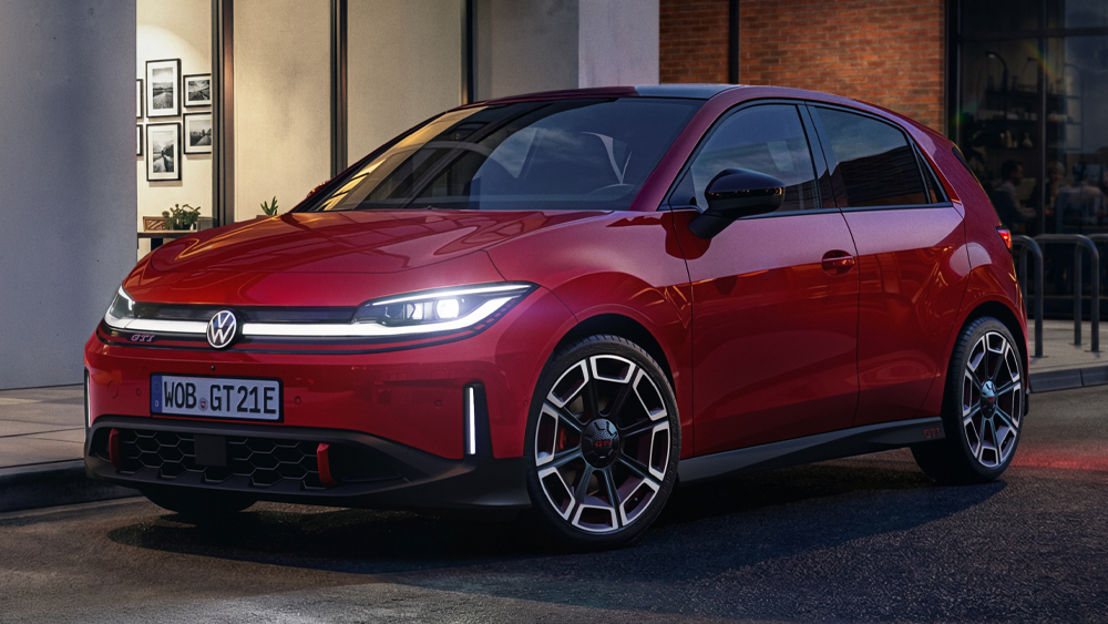 Volkswagen ID. Polo GTI in Rot aus Frontseitenperspektive vor modernem Gebäude geparkt