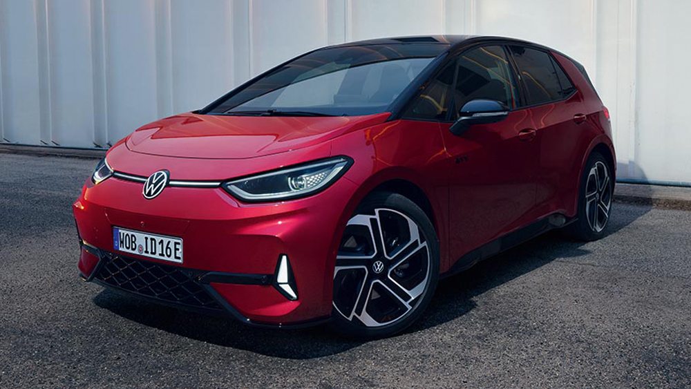 Roter Volkswagen ID.3 GTX mit schwarzem Dach steht schräg von vorn vor einer hellen Gebäudefassade