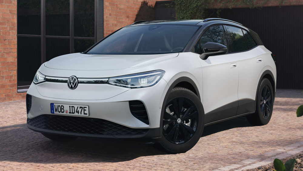 Volkswagen ID.4 in Weiß vor einem modernen Gebäude