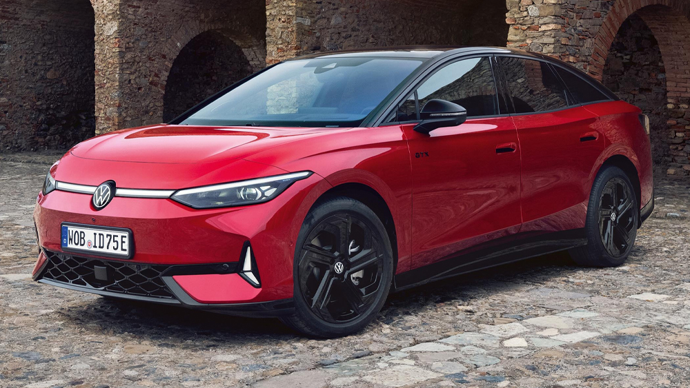 Roter VW ID.7 GTX steht auf Kopfsteinpflaster vor historischen Steinbögen, sportliches Design mit schwarzen Akzenten