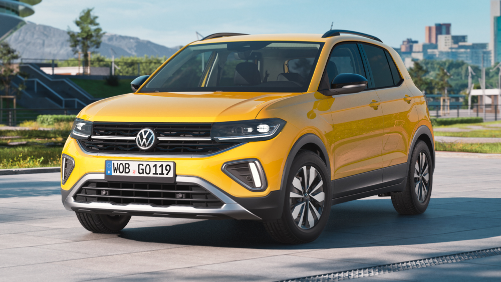 Gelber Volkswagen T-Cross auf offenem Platz mit Stadt im Hintergrund, kompakter SUV mit markantem Design