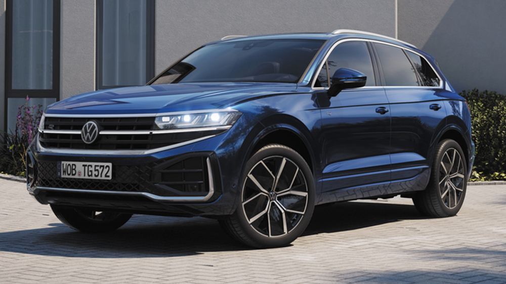 Dunkelblauer Volkswagen Touareg als Premium-SUV, schräg von vorn auf modernem Hof vor Gebäude geparkt