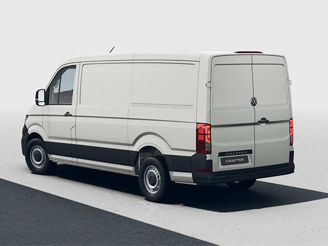 Weißer Volkswagen Crafter Kastenwagen aus schräger Heckansicht auf heller Fläche vor neutralem Hintergrund
