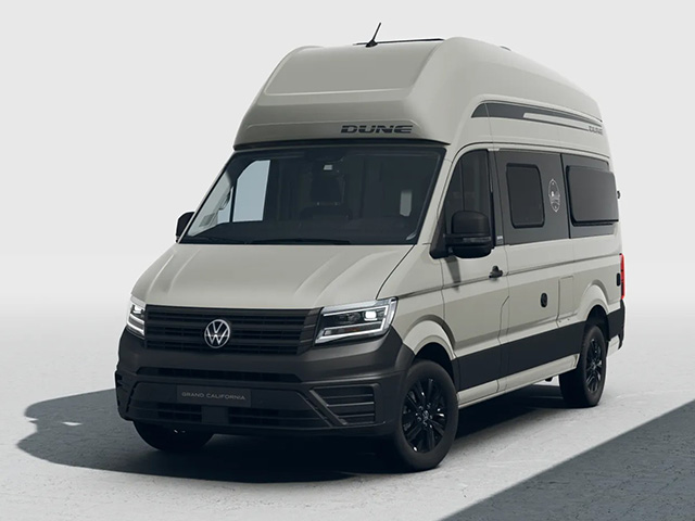 Beigefarbener Volkswagen Grand California Dune steht auf heller Fläche vor neutralem Hintergrund