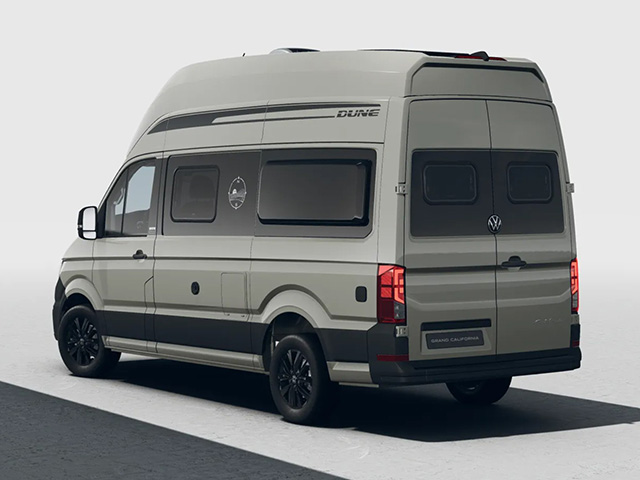 Beigefarbener Volkswagen Grand California Dune aus schräger Heckansicht auf heller Fläche vor neutralem Hintergrund