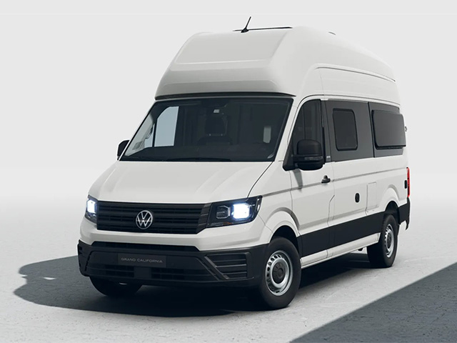 Weißer Volkswagen Grand California steht auf heller Fläche vor neutralem Hintergrund