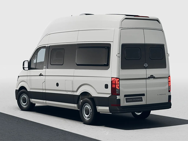 Weißer Volkswagen Grand California aus schräger Heckansicht auf heller Fläche vor neutralem Hintergrund