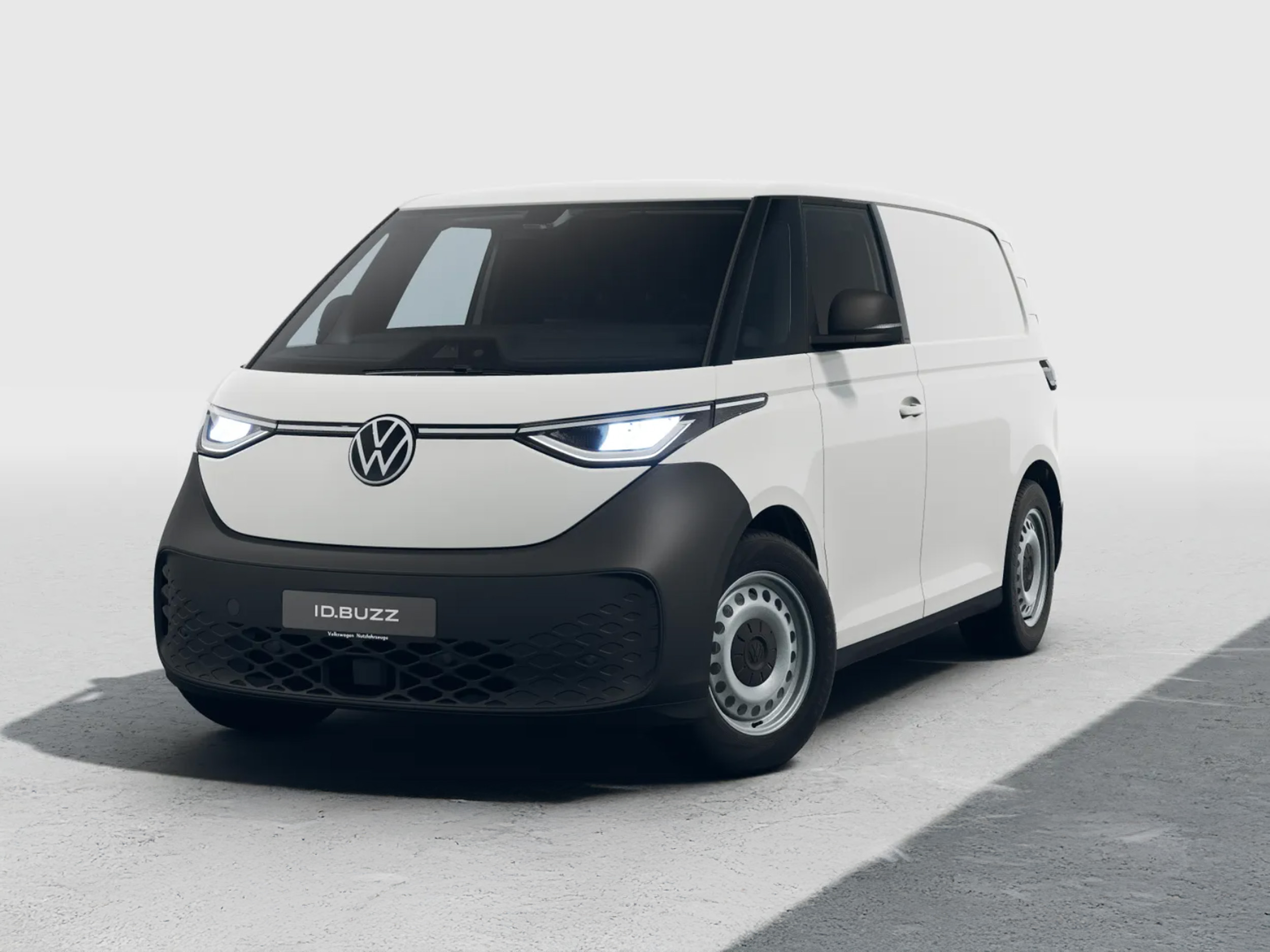 Volkswagen ID. Buzz Cargo in Weiß aus schräger Frontansicht in einem neutralen Studio fotografiert