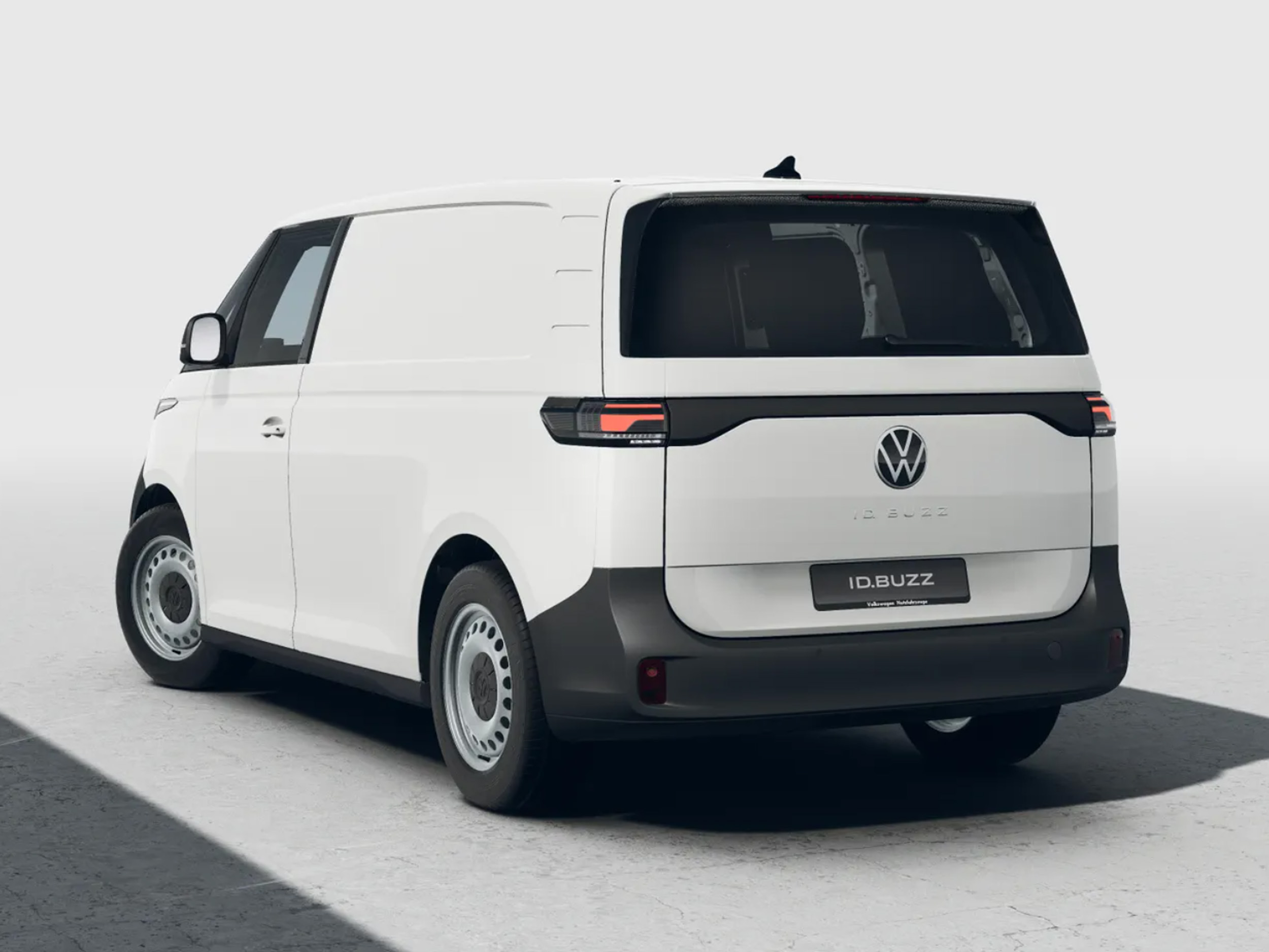 Volkswagen ID. Buzz Cargo in Weiß aus schräger Heckansicht in einem neutralen Studio fotografiert